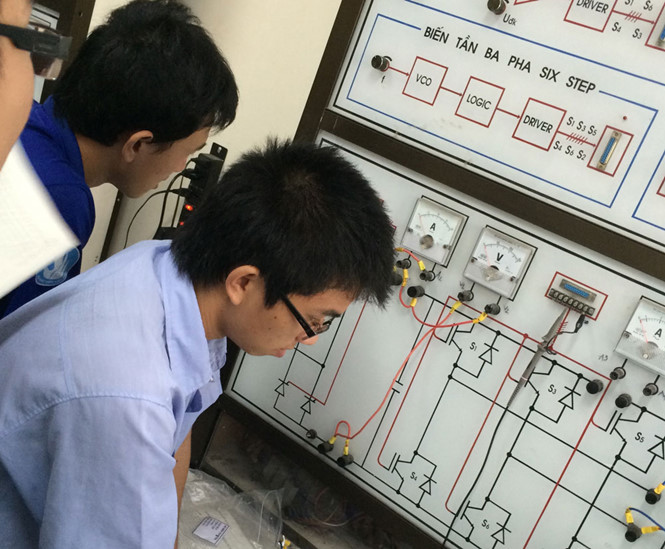 Sinh viên Trường ĐH Bách khoa TP.HCM trong giờ thực hành. Ahr: HÀ ÁNH.