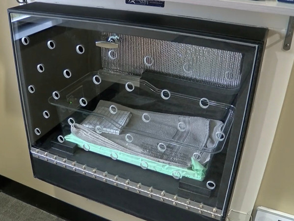 Chiếc hộp trẻ sơ sinh mà Wart đã tiết kiệm tiền để lắp đặt.