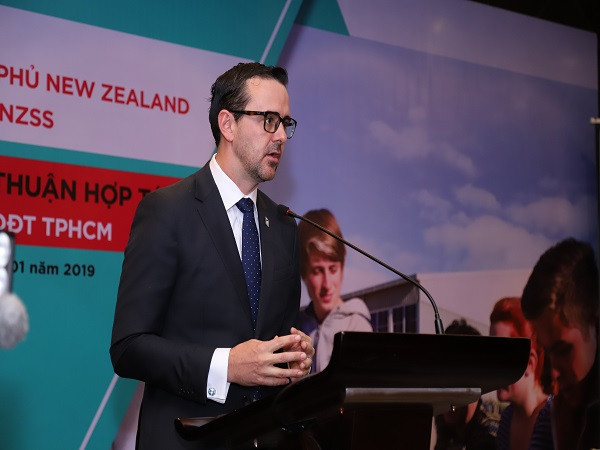 Ông John Laxon, Giám đốc Khu vực châu Á Cơ quan Giáo dục New Zealand (ENZ) công bố Học bổng Chính phủ New Zealand bậc Trung học NZSS.