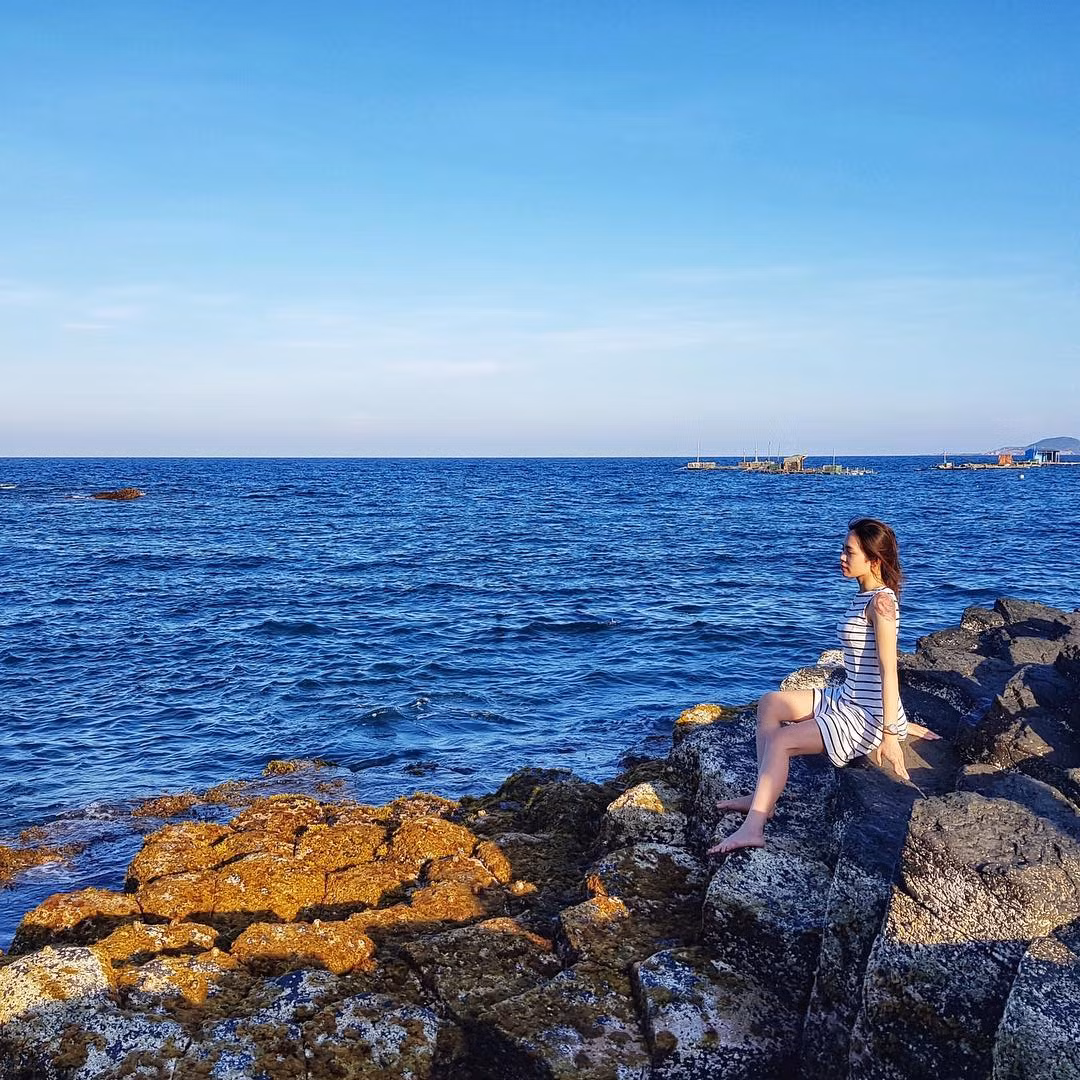 Từ Ghềnh Đá Dĩa, bạn có thể nhìn ra biển Tuy An xanh mát. (Ảnh: @the22ndjul)