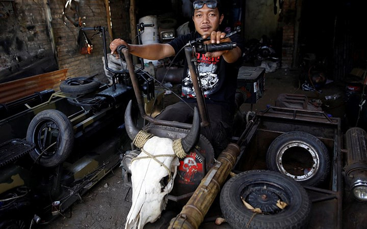 Trông chúng như bước ra từ bộ phim nổi tiếng Mad Max. Chủ một xưởng “độ” xe, anh Yogi Hermawan Saifullah, tự hào khoe “quái xế” Vespa cưng của mình chuẩn bị tham dự lễ hội ở Kediri.
