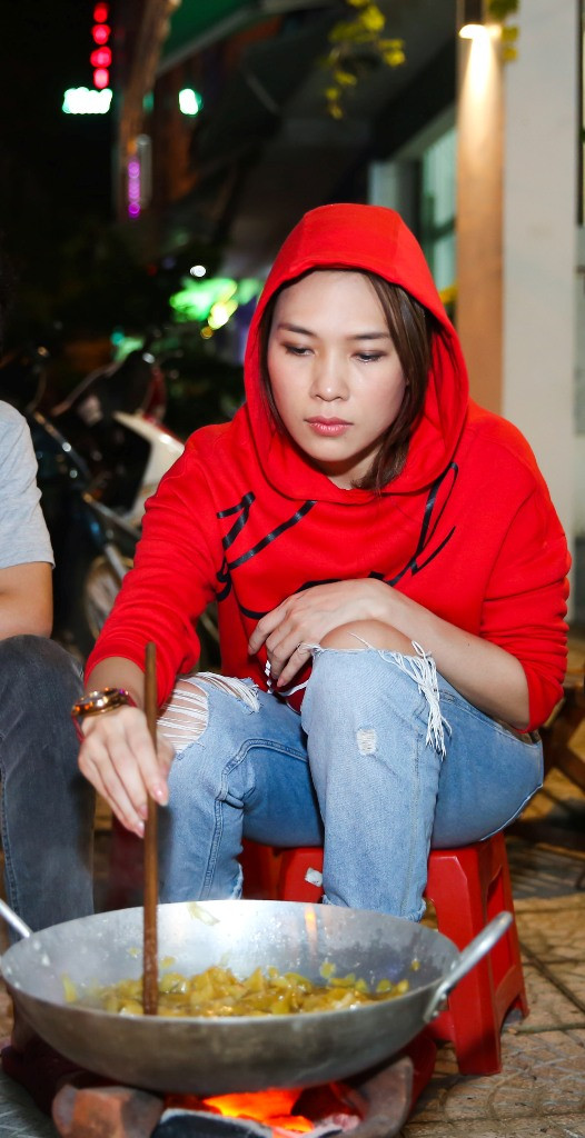 Những hình ảnh gói bánh, nấu bánh được cô chia sẻ trên trang cá nhân đã khiến các fan thêm yêu mến những khoảnh khắc giản dị, gần gũi ngoài đời thường của cô.