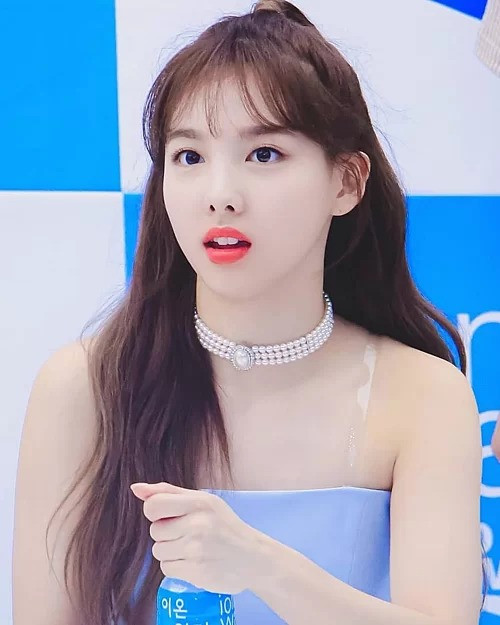 Nhờ phần dây áo lót trong suốt khó thấy mà Nayeon (Twice) xinh đẹp, duyên dáng hơn khi diện chiếc đầm quây khoe khéo bờ vai.