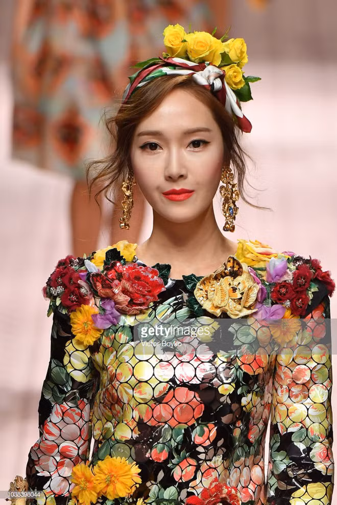 Bốn nữ thần sắc đẹp châu Á bất ngờ khuynh đảo sàn diễn thời của Dolce&Gabbana ảnh 6