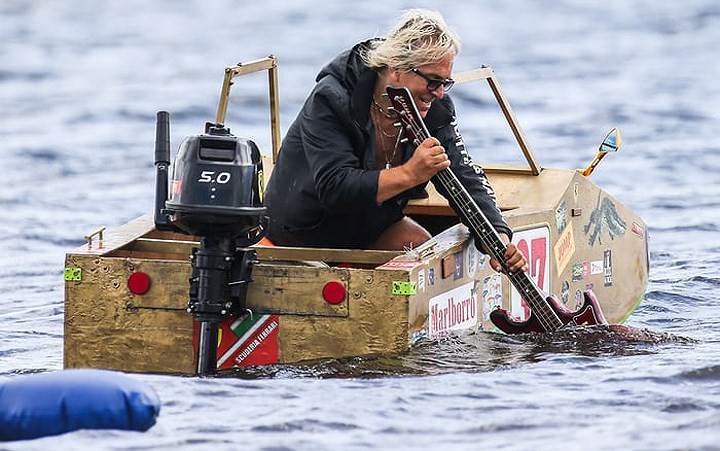 “Tác phẩm” này không rõ có hợp lệ không khi nó là một thùng gỗ được gắn động cơ. Có lẽ không được dùng động cơ nên chàng nghệ sỹ quyết tâm dùng đàn guitar để chèo thuyền.