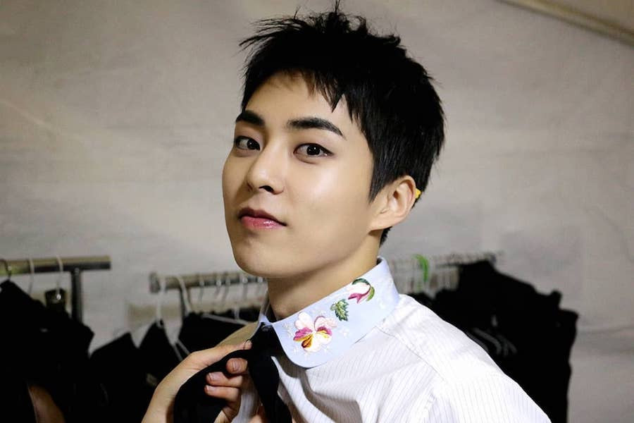 Trong cả nhóm, chỉ có mình Xiumin là chọn ảnh quảng bá album Love Shot làm hình nền thôi. Logo kim cương của Love Shot rất nổi bật trên màn hình điện thoại, và cũng cho thấy Xiumin yêu nhóm nhạc của mình đến thế nào. Chắc chắn Xiumin rất tự hào về những gì mà EXO đã làm được đấy.