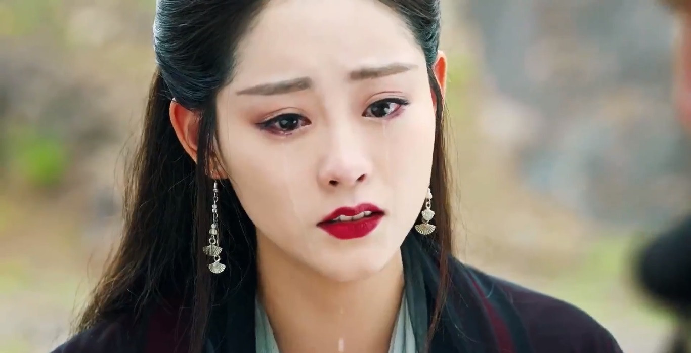 Trang phục trắng và đen thể hiện rõ sự biến chuyển tâm lý phức tạp của Chu Chỉ Nhược.