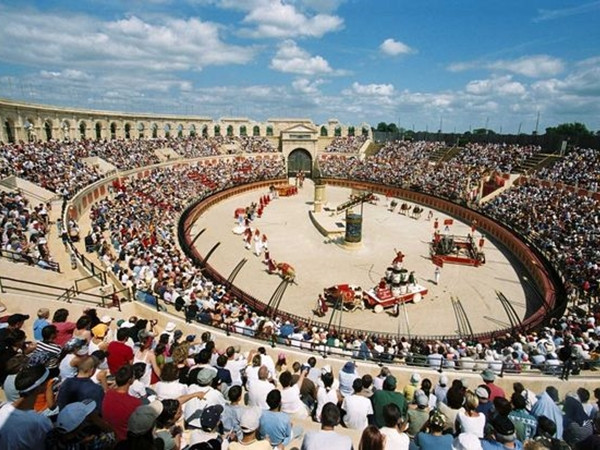 Công viên giải trí Puy du Fou, nơi làm việc của những chú quạ.