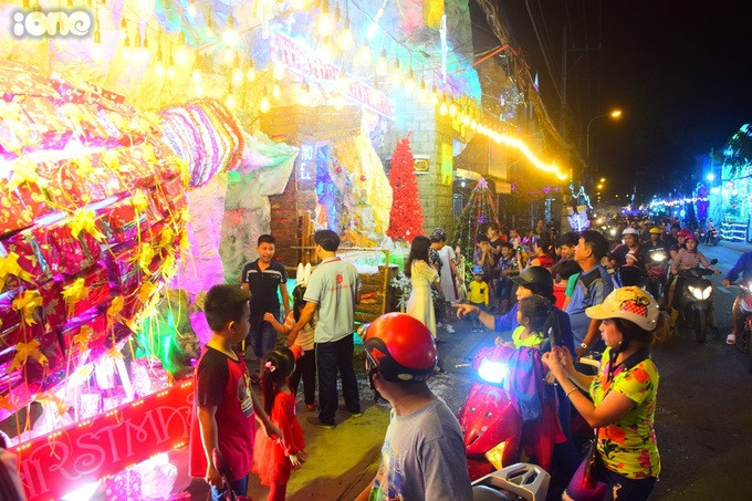 "Phố hang đá" từ lâu đã là điểm đến của người dân Sài Gòn khi mùa Noel về. Càng gần đến Đại lễ Giáng sinh, lượng người đổ về đây ngắm cảnh, chụp hình ngày càng đông. Phố kẹt người trong những ngày sát Giáng sinh. "Phố hang đá" từ lâu đã là điểm đến của người dân Sài Gòn khi mùa Noel về. Càng gần đến Đại lễ Giáng sinh, lượng người đổ về đây ngắm cảnh, chụp hình ngày càng đông. Phố kẹt người trong những ngày sát Giáng sinh.