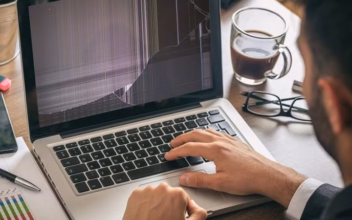 Ưu điểm của máy tính xách tay là tính di động, nhưng bên cạnh đó nó cũng rất dễ bị vỡ màn hình, hỏng cáp nối. Thao tác bất cẩn, mạnh tay sẽ khiến máy tính xách tay của bạn nhanh hỏng.