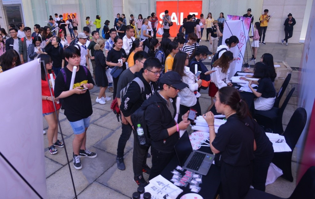 Các fan xếp hàng từ sớm để tìm được vị trí tốt.