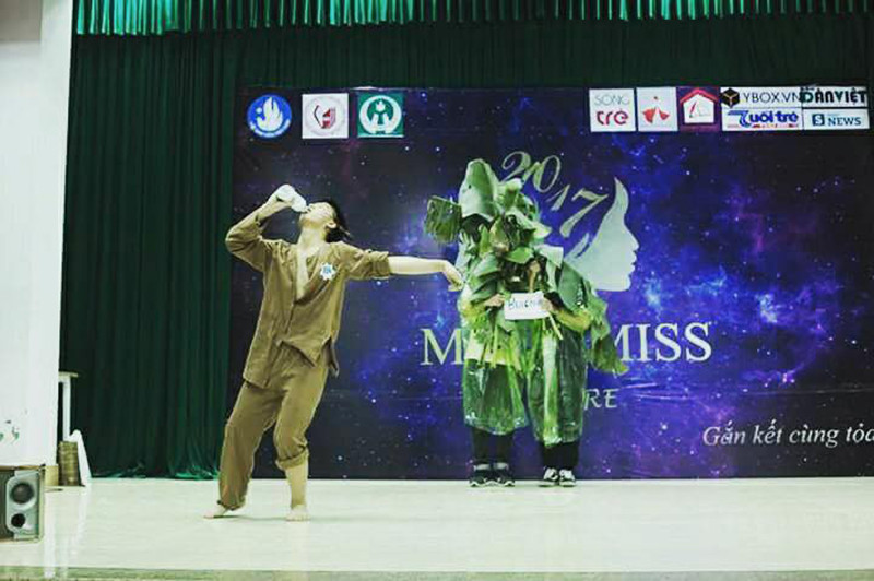 Từ một bài đăng trên Facebook, dân mạng kể ngay về những năm tháng hết mình cống hiến cho nghệ thuật, vẫn tỏa sáng trên sân khấu dù chẳng mở miệng nói câu gì. (Ảnh: BEATVN)