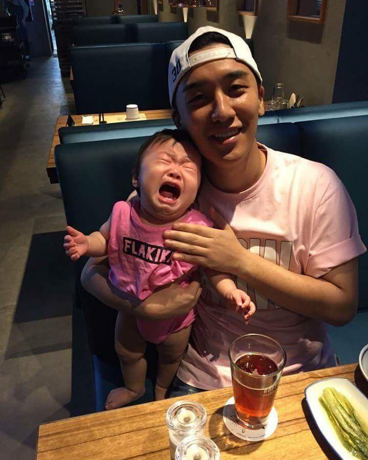 Chú là ai, cháu không biết, chú đi ra đi...