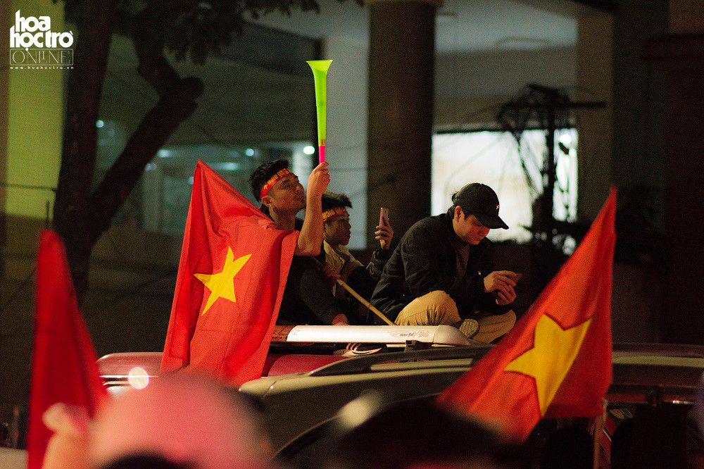 Cổ động viên mang theo hoa, kèn, trống, cờ ra đường ăn mừng chiến thắng giúp không khí giữa đêm Đông càng lúc càng ấm hơn.