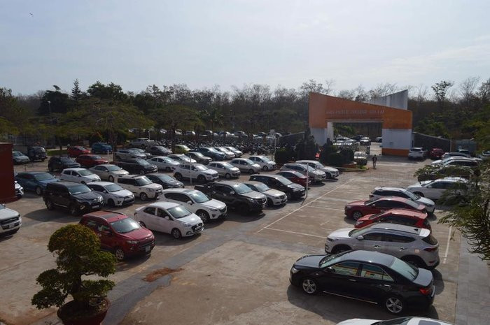 Phía bên ngoài cổng trường, xe ô tô cũng được xếp từng hàng dài. (Ảnh: Lương Nhật Ngọc/Trường Người Ta)