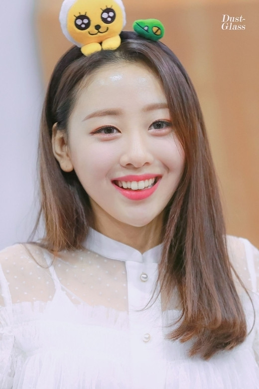 Tuy debut chưa lâu, nhưng Yves (Loona) đã nhanh chóng gây thương nhớ nhờ đôi mắt cười rất đáng yêu. Thậm chí đôi mắt biết nói của Yves còn được khen là khá giống với Sulli.