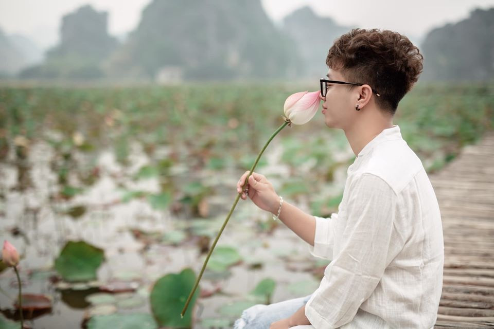 Bất chấp cái giá lạnh của thời tiết, những bông sen vẫn nổi bật trên đầm sen rộng tới cả ha tại đệ nhất check-in của giới trẻ Ninh Bình.