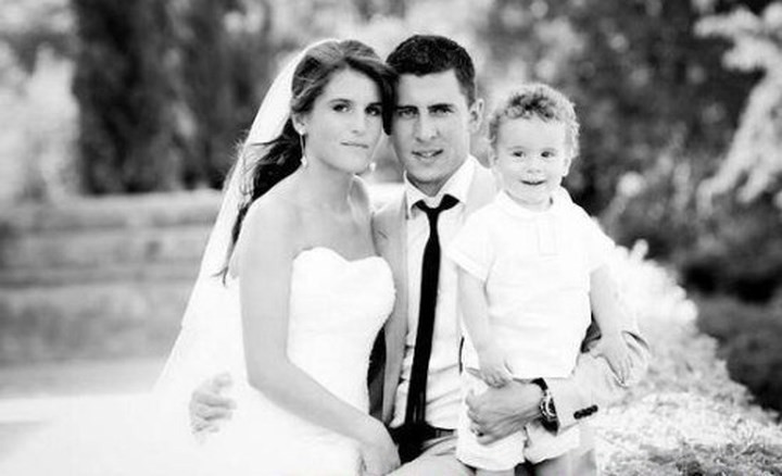 Tiền đạo tuyển Bỉ và Natacha có tình cảm với nhau từ năm 14. Cặp đôi kết hôn vào năm 2012 sau khi đã có bé Yannis 2 tuổi.