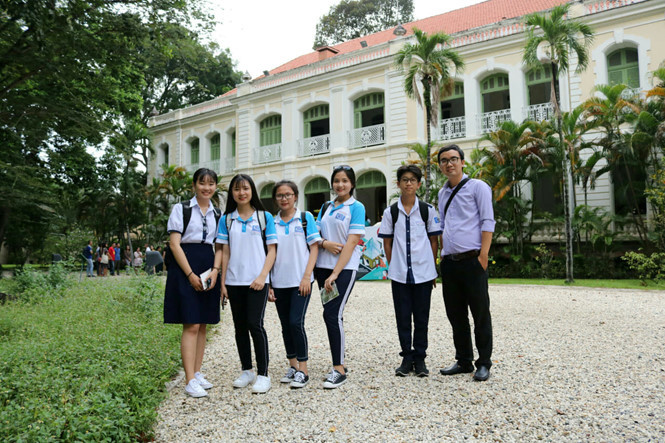 Thầy Thiều Quang Thịnh (phải) dẫn học sinh đi tham quan trong ngày Di sản châu Âu. ẢNH: QUANG THIỆU.