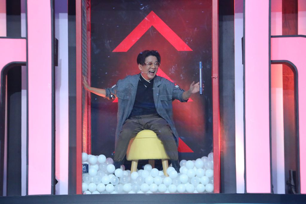 Hình phạt khó đỡ này của Bộ 3 siêu đẳng khiến người chơi phải liên tục lấy tay che đầu, cộng thêm những biểu cảm “méo mặt, nhăn nhó” khác hẳn với khuôn mặt vui vẻ lúc thưởng thức những tiết mục nghệ thuật trước đó.