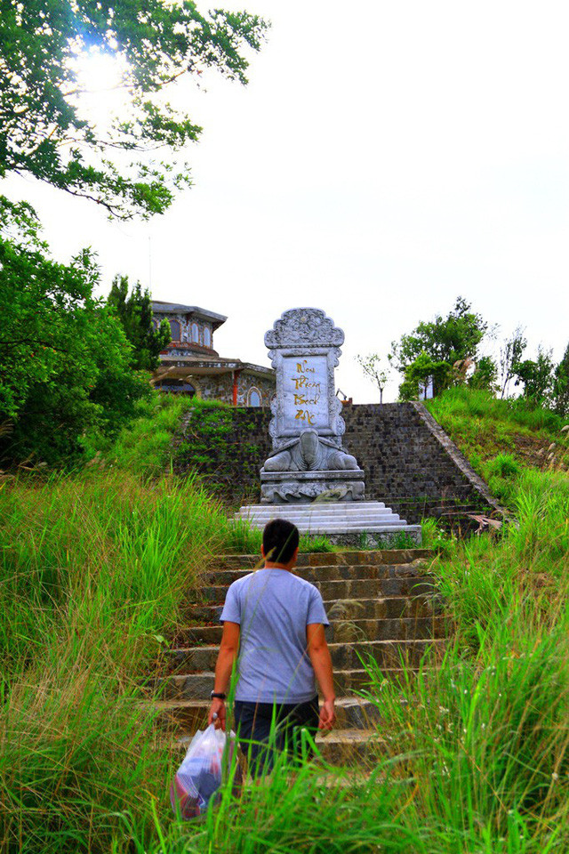 Rùa đá đội bia trước Vọng Hải Đài với dòng chữ "Non thiêng Bạch Mã"