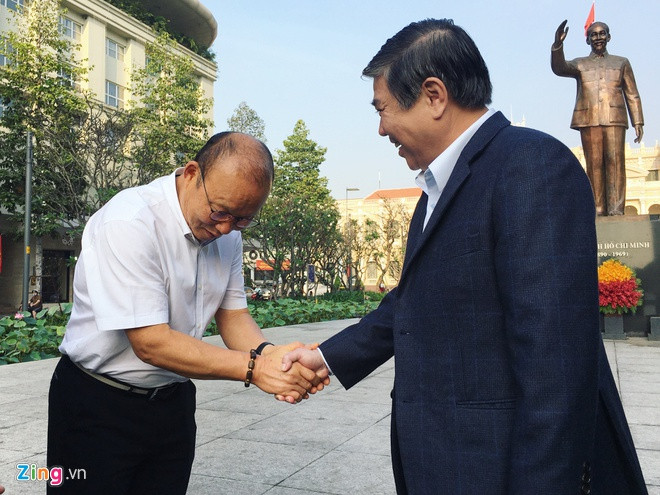 Huấn luyện viên Park và Chủ tịch UBND TP.HCM Nguyễn Thành Phong chụp ảnh lưu niệm tại phố đi bộ Nguyễn Huệ sáng ngày 31/12. Ảnh: Hương Ly. Huấn luyện viên Park và Chủ tịch UBND TP.HCM Nguyễn Thành Phong chụp ảnh lưu niệm tại phố đi bộ Nguyễn Huệ sáng ngày 31/12. Ảnh: Hương Ly.