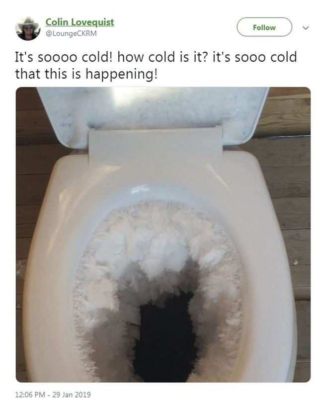 Nước bên trong một toilet đóng băng thành tuyết. Ảnh: Twitter. Nước bên trong một toilet đóng băng thành tuyết. Ảnh: Twitter.