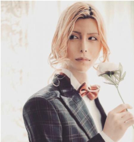 Roland là mỹ nam nổi tiếng trong khu host club - nơi mọi người đến uống rượu, nói chuyện cùng các tiếp viên