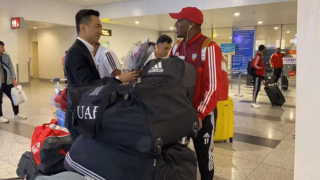 Tất cả các thành viên của đội tuyển UAE đều được tặng một bó hoa ở cửa ra sân bay. Ảnh: Lan Di.