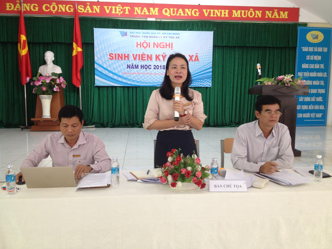 Lãnh đạo Ban giám đốc Trung tâm quản lý KTX ĐH Quốc gia TP.HCM giải đáp thắc mắc cho SV. ẢNH: NAM - THANH.