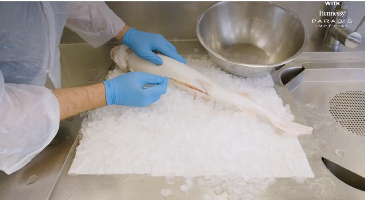 Trứng cá sau khi được lấy ra phải được xử lý đặc biệt để đảm bảo độ tươi, ngon và hương vị độc đáo.