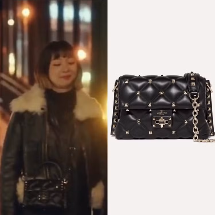 Xuất hiện trong tập 8, Yi Seo đeo chiếc túi của nhãn hàng Valentino có giá 2.140 USD (khoảng 50 triệu đồng).