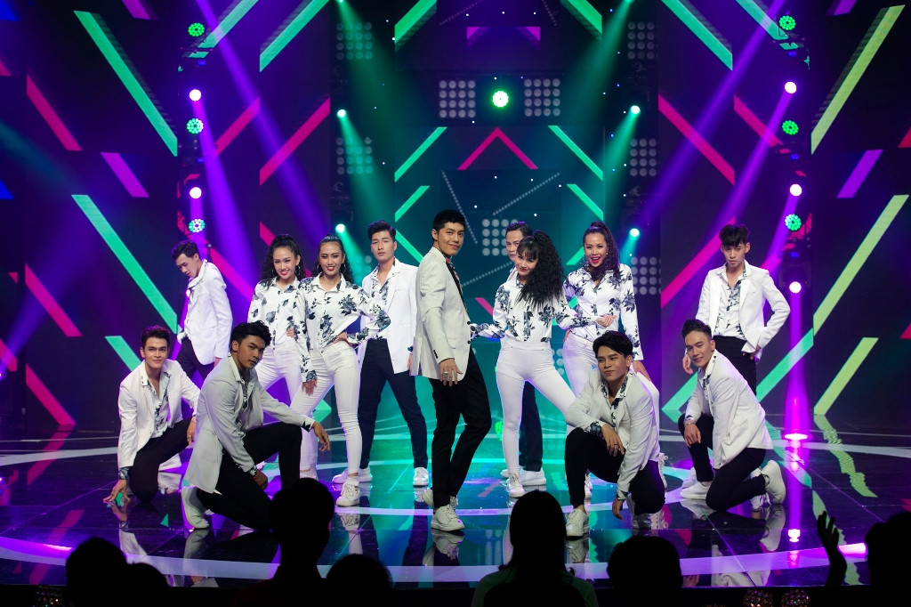 Noo Phước Thịnh với màn trình diễn sôi động cùng vũ đoàn trong ca khúc Gọi tên mùa xuân – một sáng tác mới của Nguyễn Hoàng Duy.