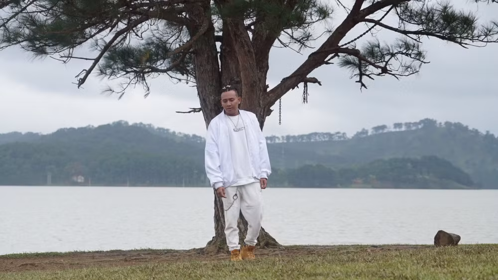 Đây cũng là lần đầu chàng Bắp kết hợp cùng chàng rapper BlackBi của Faptv.