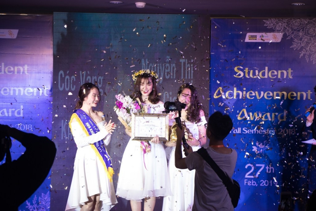 Nguyễn Thị Lệ Giang trên sân khấu Lễ Tôn Vinh của ĐH FPT. Nguyễn Thị Lệ Giang trên sân khấu Lễ Tôn Vinh của ĐH FPT.