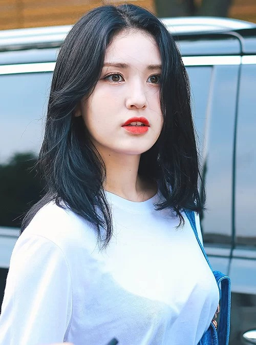 Tô son đỏ, Jeon Somi khoe được làn da trắng như tuyết. Dù mang vẻ đẹp lai nhưng cô nàng vẫn rất hợp với tóc đen đậm chất phương Đông.