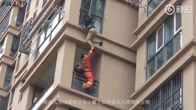 Người lính cứu hỏa bắt được mắt cá chân cô gái Người lính cứu hỏa bắt được mắt cá chân cô gái