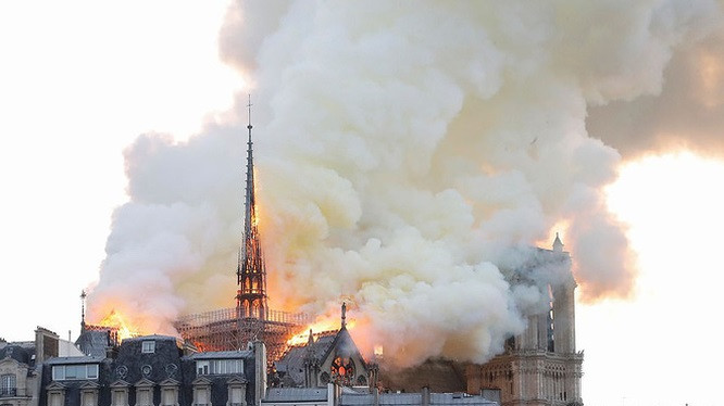 Khói nghi ngút tỏa ra từ đỉnh tháp nhà thờ. Nơi ngọn lửa bùng phát.