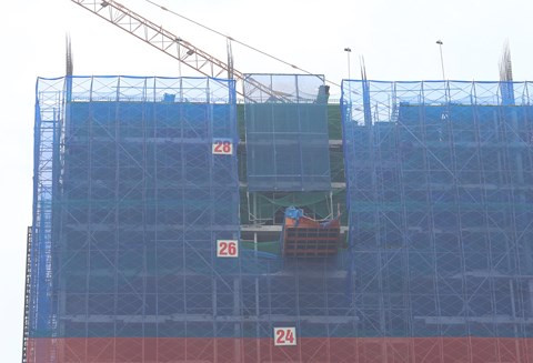 Cẩu bị rơi từ tầng trên cùng của toà nhà.