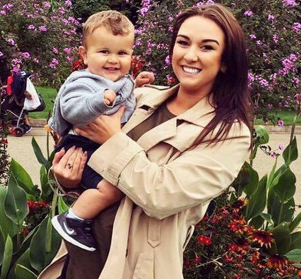 Olivia đau khổ vì không thể chơi đùa với Parker - cậu con trai 3 tuổi của cô.