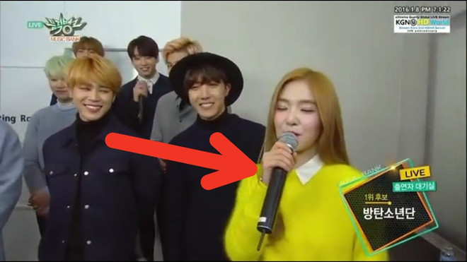 Đây không phải lần đầu tiên Jimin bị Irene thu hút đến thế, trong một lần ghi hình khác anh chàng cũng nhìn Irene cực chăm chú.