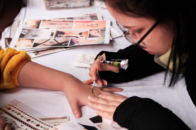 Hoạt động vẽ henna tuy mới mẻ nhưng đã thu hút không ít bạn trẻ tham gia.