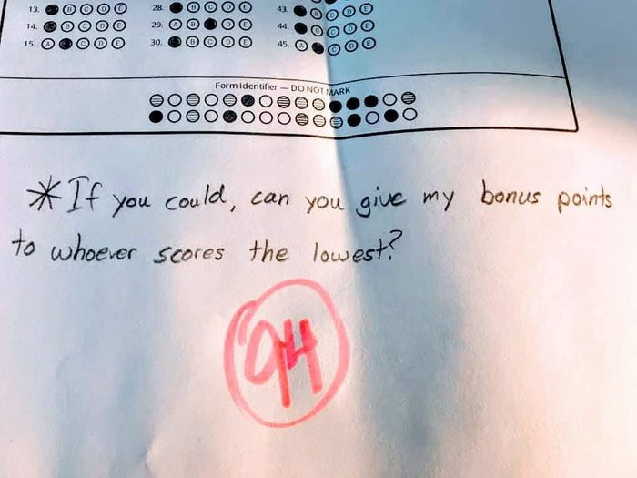 Lời nhắn của cậu nam sinh ở cuối bài kiểm tra.