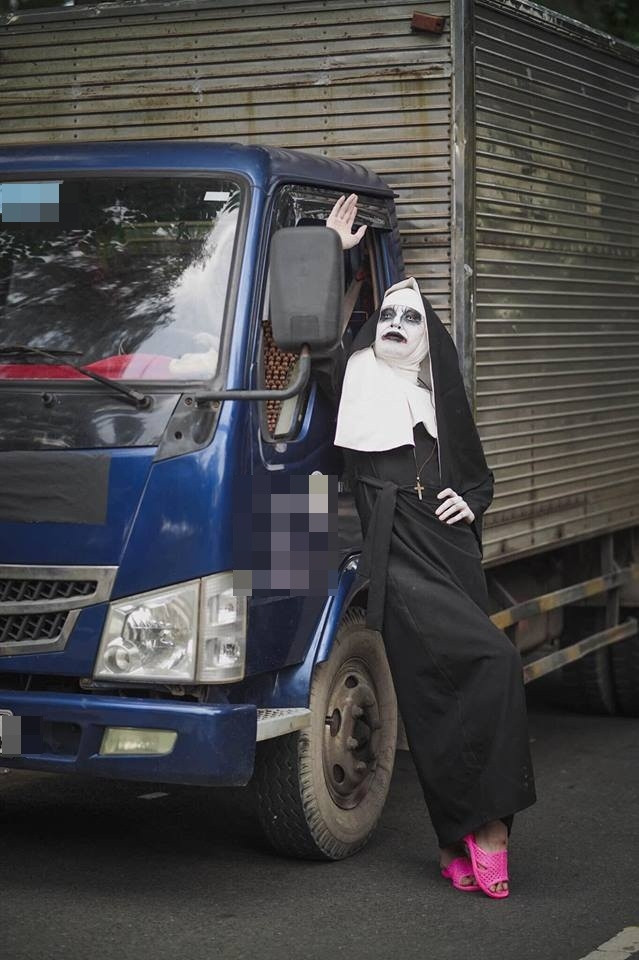 Tạo dáng như model chân dài bên siêu xe.