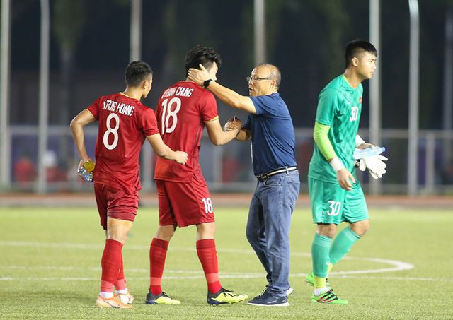 Thầy Park động viên Thành Chung.