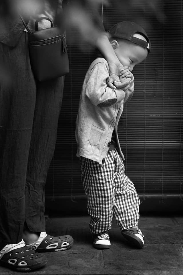 Những bức ảnh Tom vui vẻ, quấn quýt bên mẹ khiến người xem không kìm nổi xúc động nghẹn ngào.