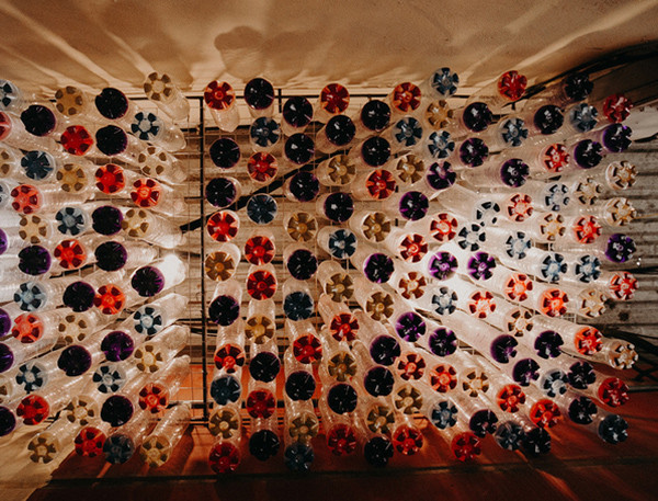 Hàng nghìn chai nhựa bỏ đi được trang trí trần nhà bắt mắt.