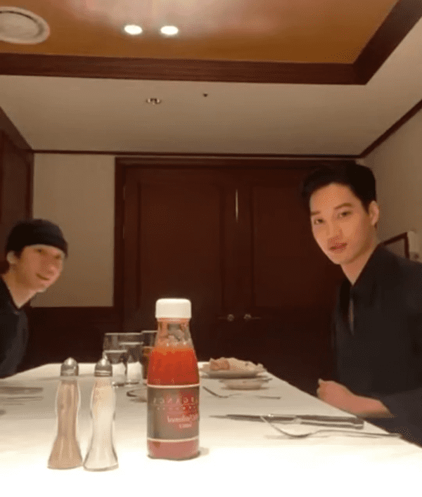 Chẳng may Ravi vì vướng lịch làm việc nên không thể đến sớm, mãi đến cuối bữa tiệc mới thấy xuất hiện nên gần như cả bữa ăn chỉ có Kai và Timoteo giao lưu trò chuyện với nhau. Để buổi livestream thú vị hơn, hai anh chàng quyết định thử làm mukbang xem sao.