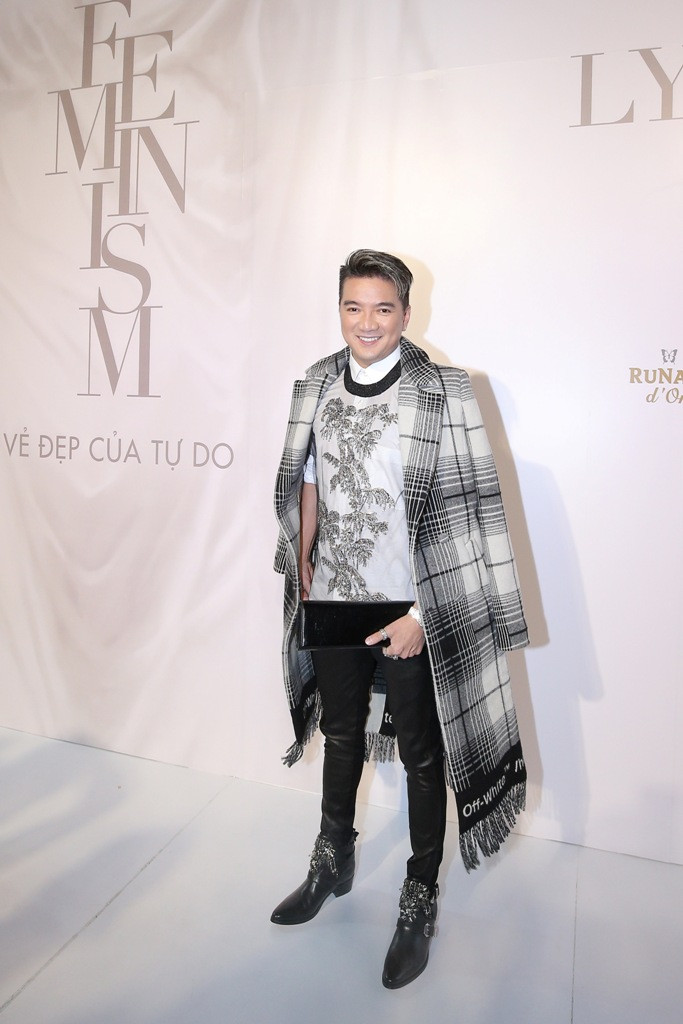 "Ông hoàng nhạc Việt" Đàm Vĩnh Hưng khác biệt với phong cách mùa Đông khi kết hợp áo khoác dài.