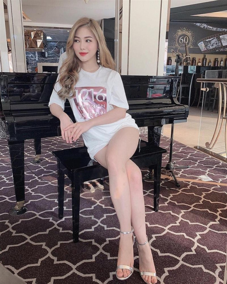 Không còn là hình ảnh Hương Tràm nữ tính trong những bộ váy sang trọng, nữ ca sĩ giờ đây tự tin diện style áo phông trắng giấu quần.